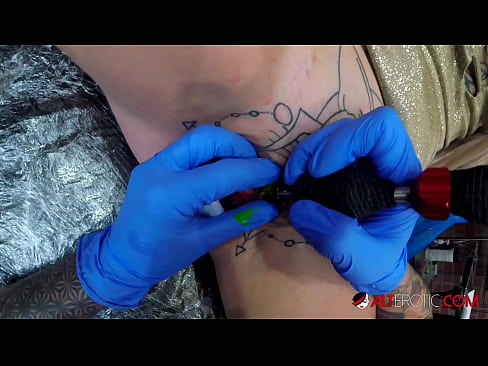 ❤️ Uiters getatoeëerde hottie Sully Savage het 'n tatoeëermerk op haar klitoris gekry ❤️ Tuisgemaakte pornografie op af.risegame.top ❌